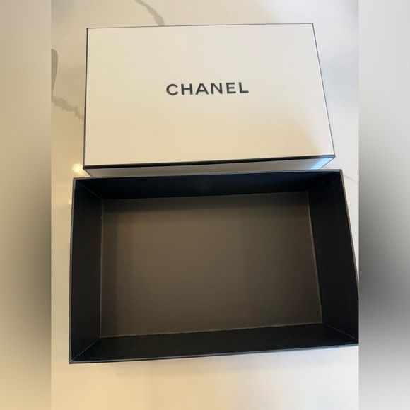 Authentic CHANEL Classic White Gift Box - Picture 6 of 7